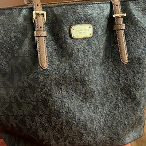 Selling a Bag in a very good condition no scratches looks like new .